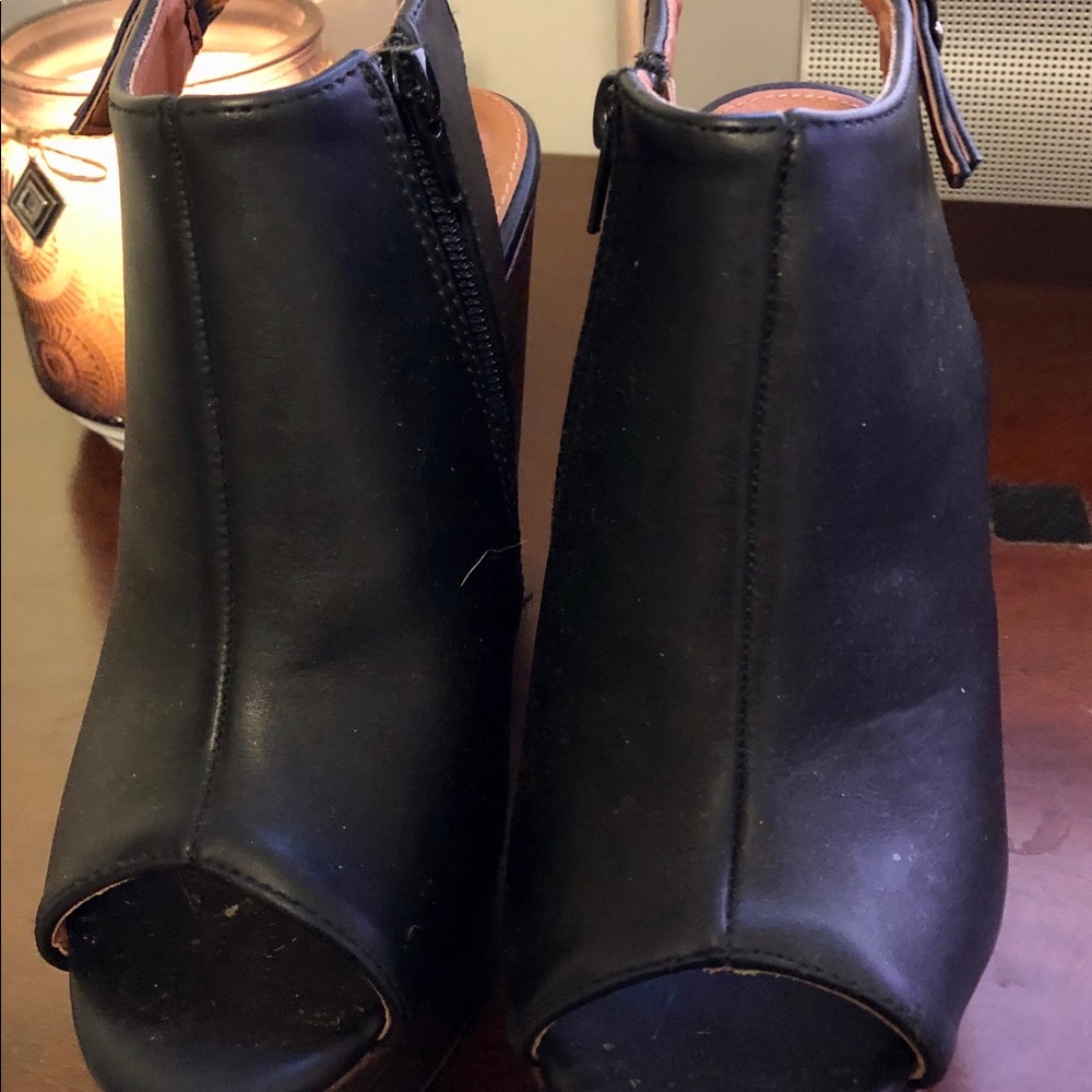 Black wedge